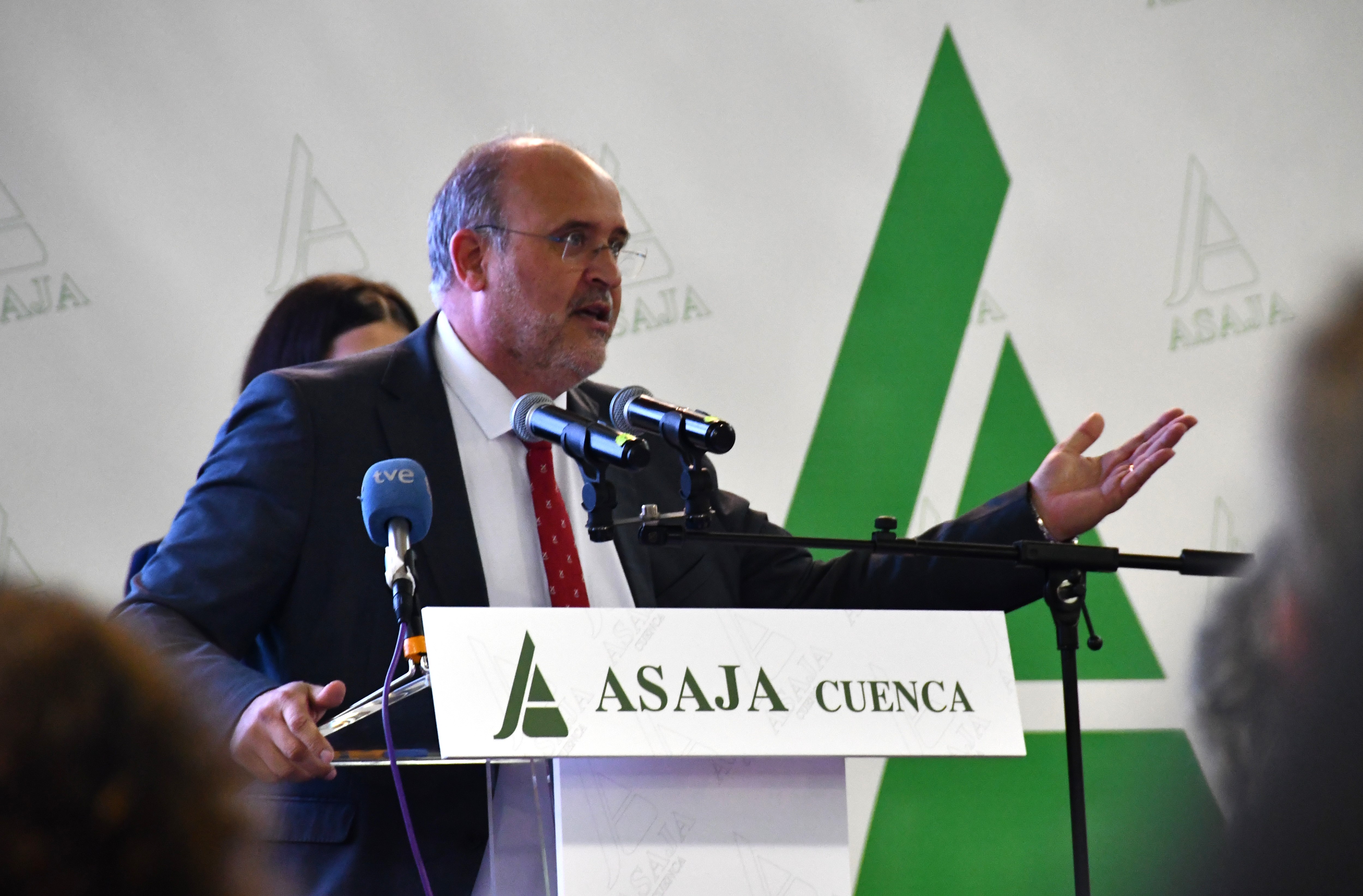 El vicepresidente primero del Gobierno regional, José Luis Martínez Guijarro, asiste  a la Asamblea General de Asaja Cuenca