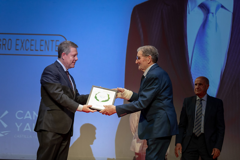 El presidente de Castilla-La Mancha, Emiliano García-Page, asiste en Los Yébenes, a los premios ‘Agro Excelentes’