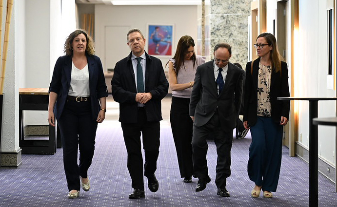 El presidente de Castilla-La Mancha, Emiliano García-Page, visita la acción comercial de vinos que organiza el Instituto de Promoción Exterior de Castilla-La Mancha en Interbev Wine Tasting.