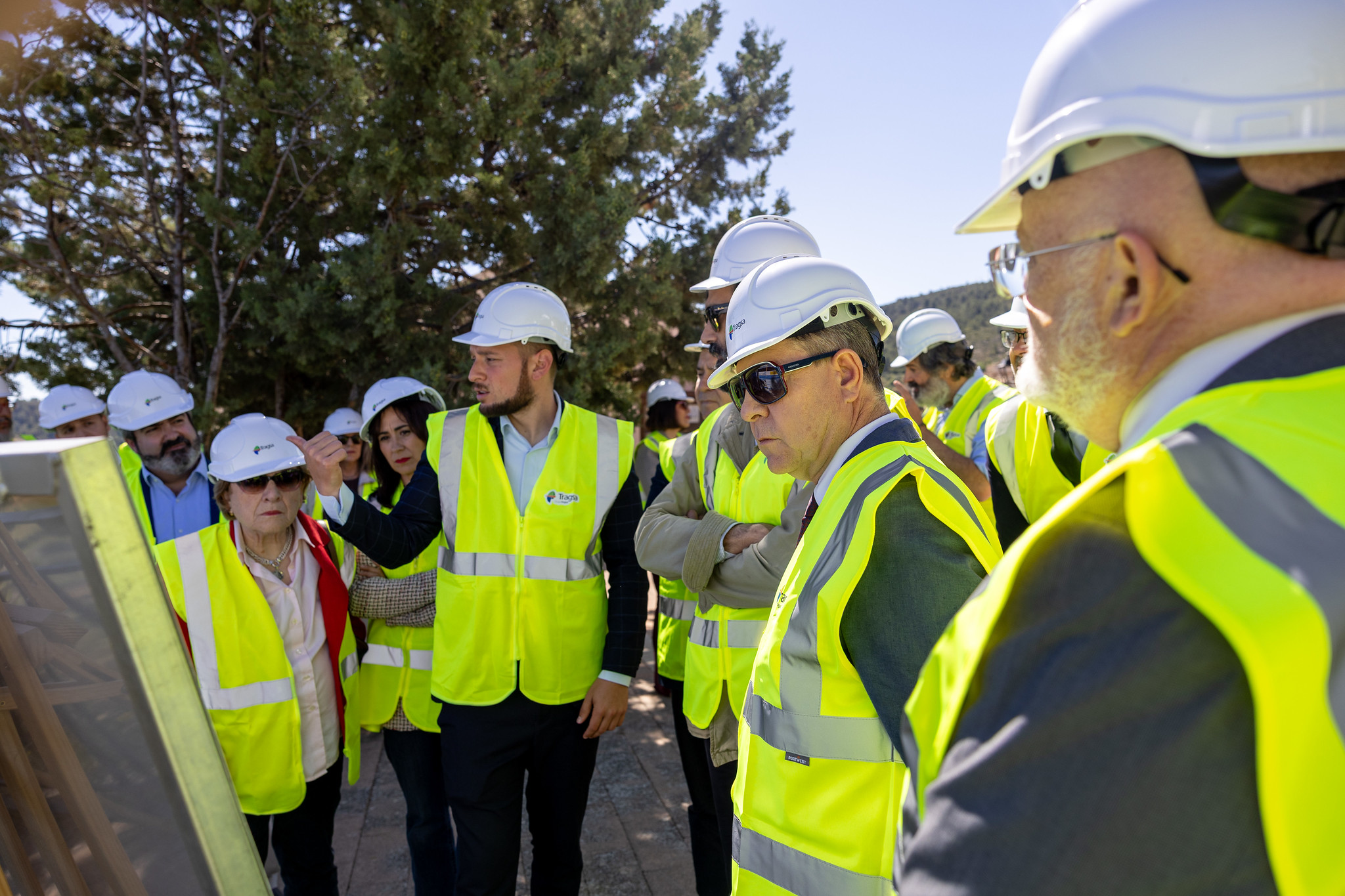 El presidente regional, Emiliano García-Page, ha inaugurado esta mañana, en Letur (Albacete), la Escuela Infantil ´Mª Carmen Jiménez Villar´. Asimismo, ha visitado las obras del colector de este municipio y las obras de emergencia que se ejecutan en La Dehesa, pedanía de Letur.