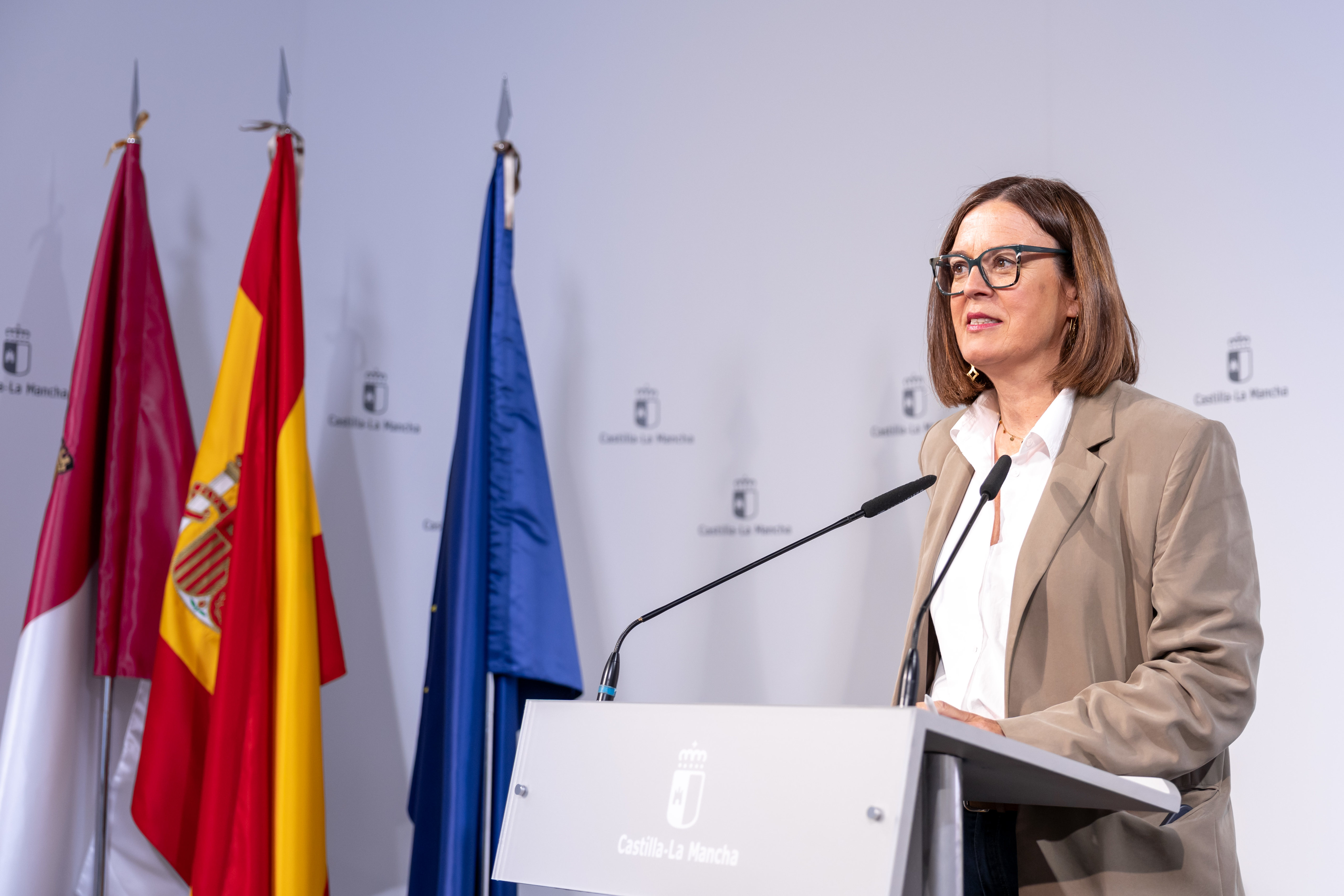 El Ejecutivo regional sigue trabajando para mejorar las condiciones de climatización de centros escolares de la Comunidad Autonómica. Para ello, y como ha señalado la consejera Portavoz, Esther Padilla, el Gobierno ha dado el visto bueno a una transferencia de casi 2,7 millones de euros para continuar con el plan de climatización en centros de Educación Secundaria y de Educación Especial de Castilla-La Mancha.