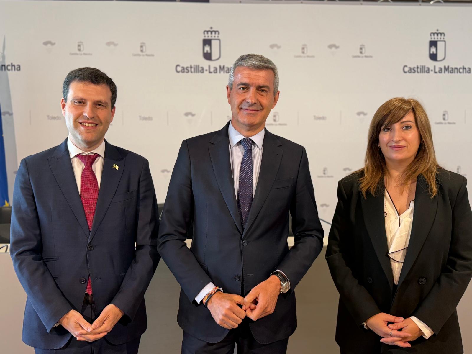 Álvaro Gutiérrez, Santi Vera y Rosa Quirós en un momento de la rueda de prensa para informar sobre la prestación de servicios sociales en la provincia de Toledo en 2026