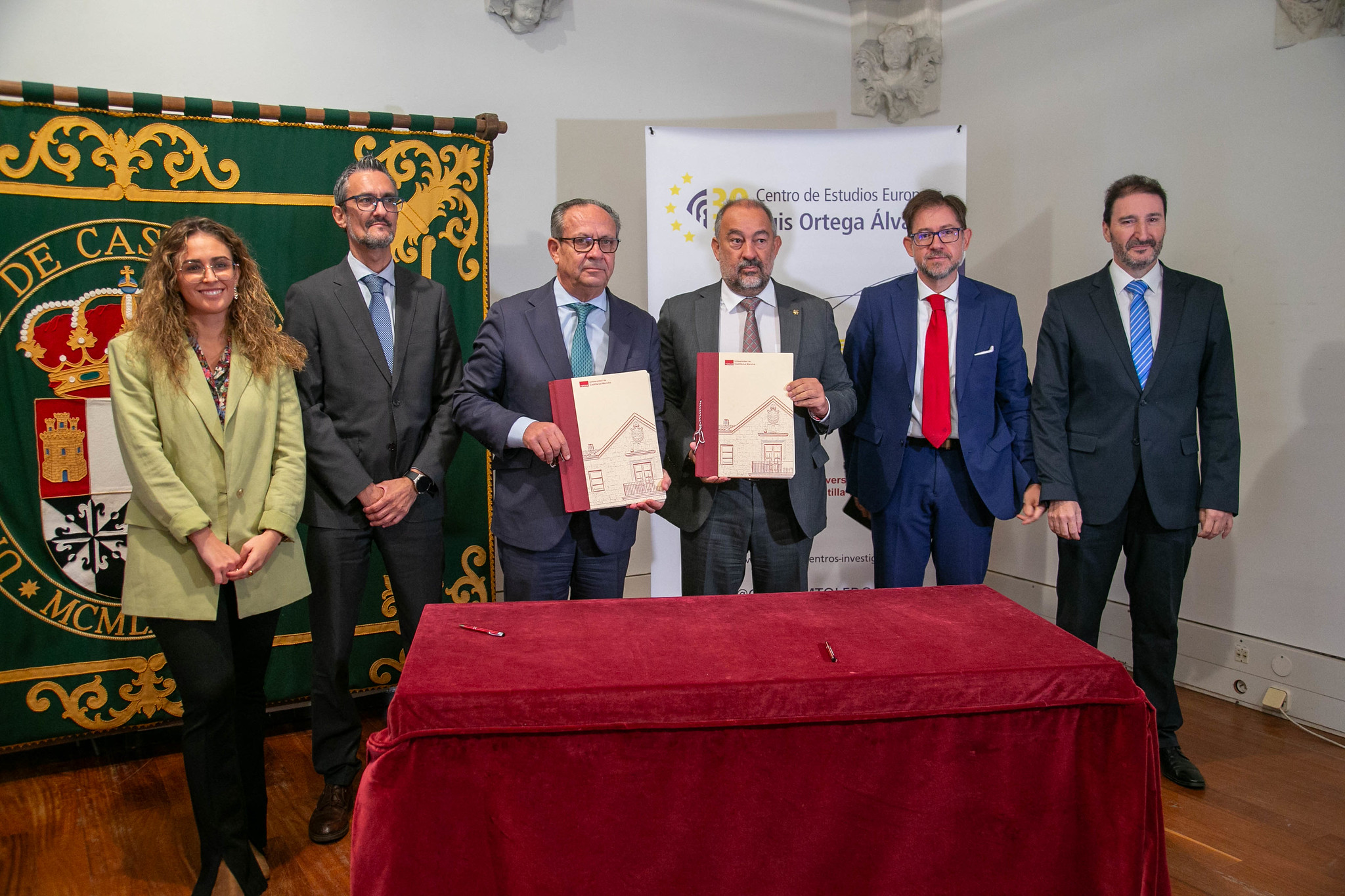Firma del convenio entre el consejero de Hacienda, Administraciones Públicas y Transformación Digital, Juan Alfonso Ruiz Molina, y el rector de la Universidad de Castilla-La Mancha (UCLM), Julián Garde, para la Cátedra de Ciberseguridad
