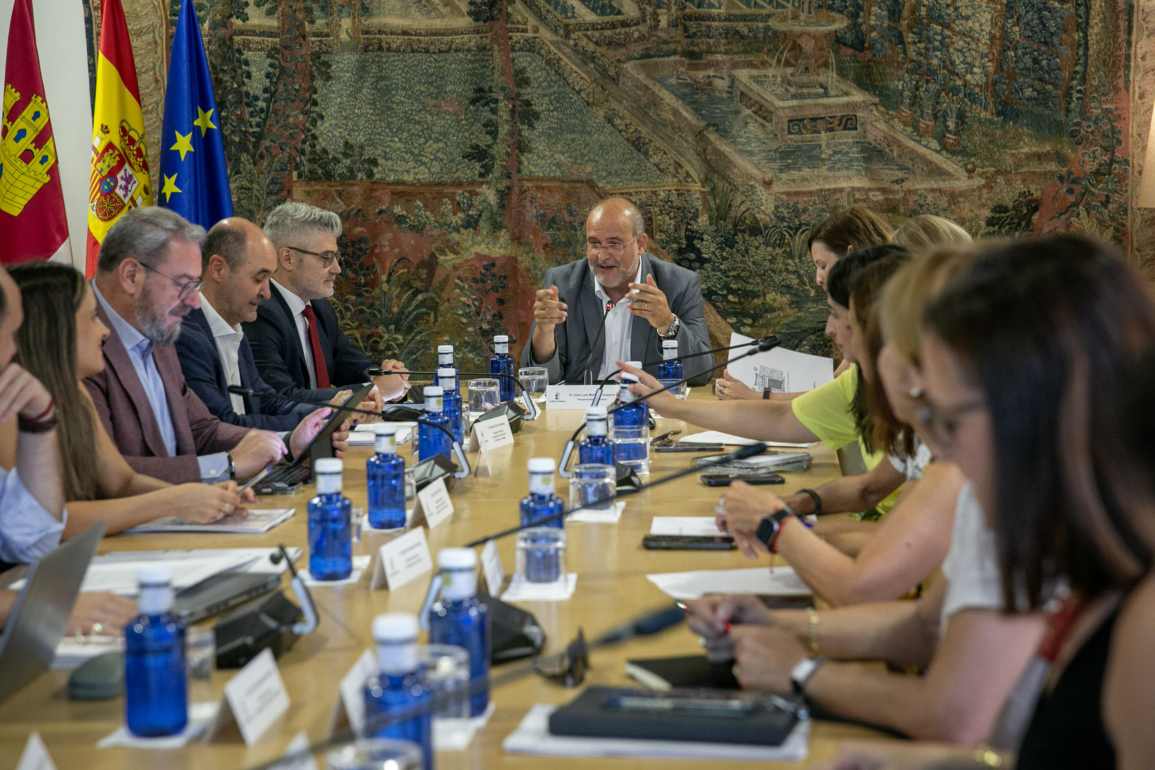 Castilla-La Mancha constituye la Comisión de Gobierno del Dato para avanzar hacia una Administración más centrada en la ciudadanía 1 Castilla-La Mancha constituye la Comisión de Gobierno del Dato para avanzar hacia una Administración más centrada en la ciudadanía