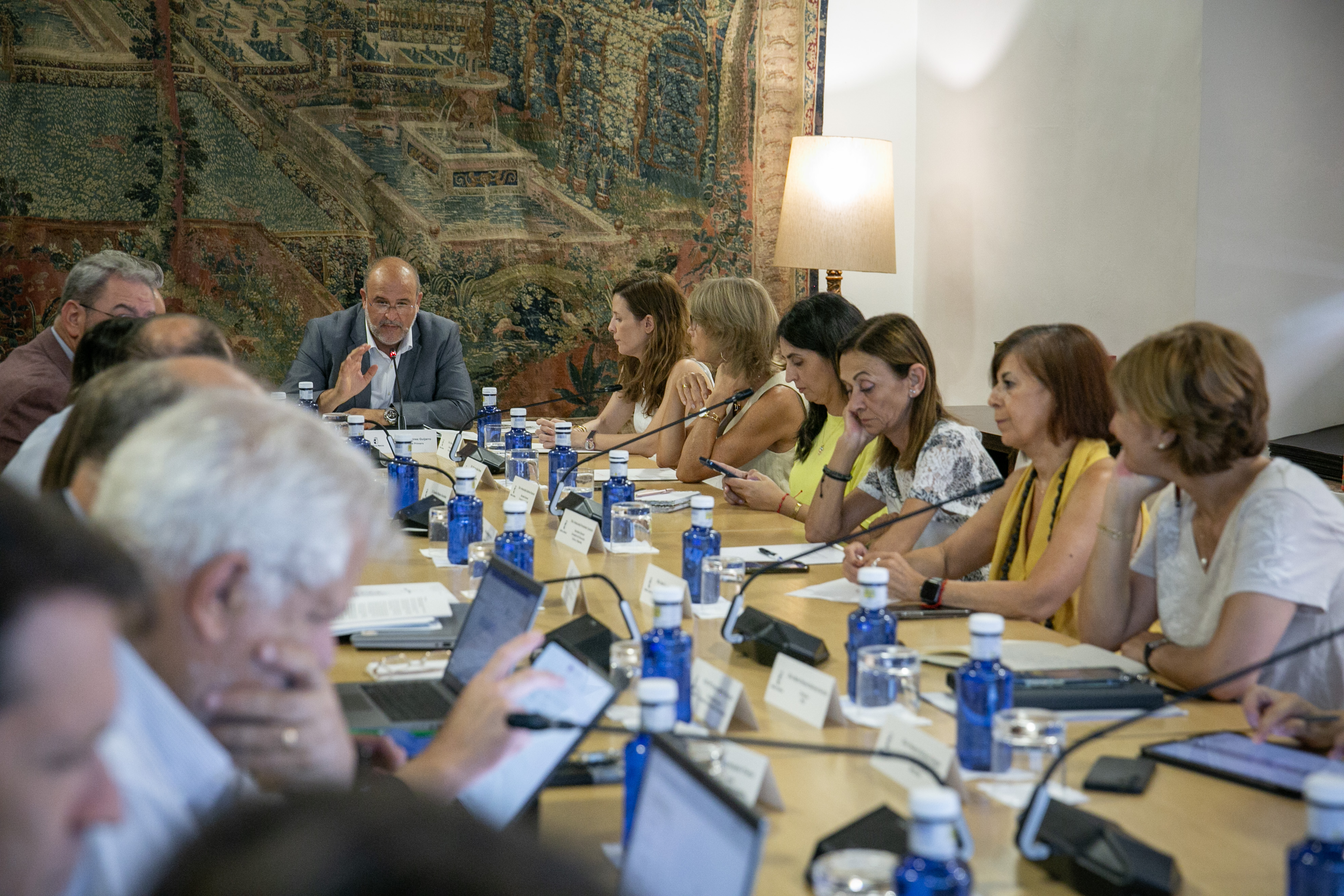 Castilla-La Mancha constituye la Comisión de Gobierno del Dato para avanzar hacia una Administración más centrada en la ciudadanía 2 Castilla-La Mancha constituye la Comisión de Gobierno del Dato para avanzar hacia una Administración más centrada en la ciudadanía