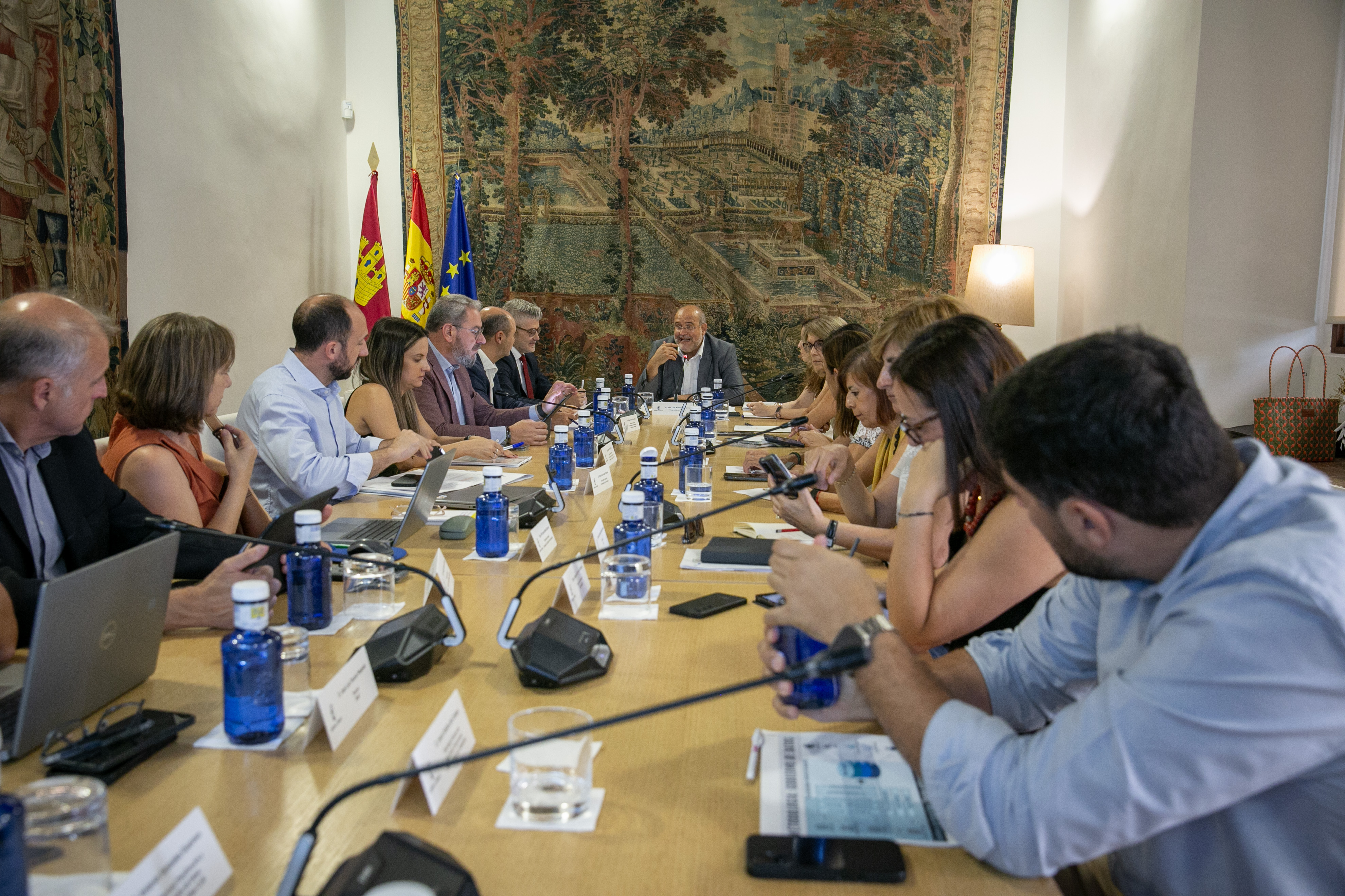 Castilla-La Mancha constituye la Comisión de Gobierno del Dato para avanzar hacia una Administración más centrada en la ciudadanía 4 Castilla-La Mancha constituye la Comisión de Gobierno del Dato para avanzar hacia una Administración más centrada en la ciudadanía