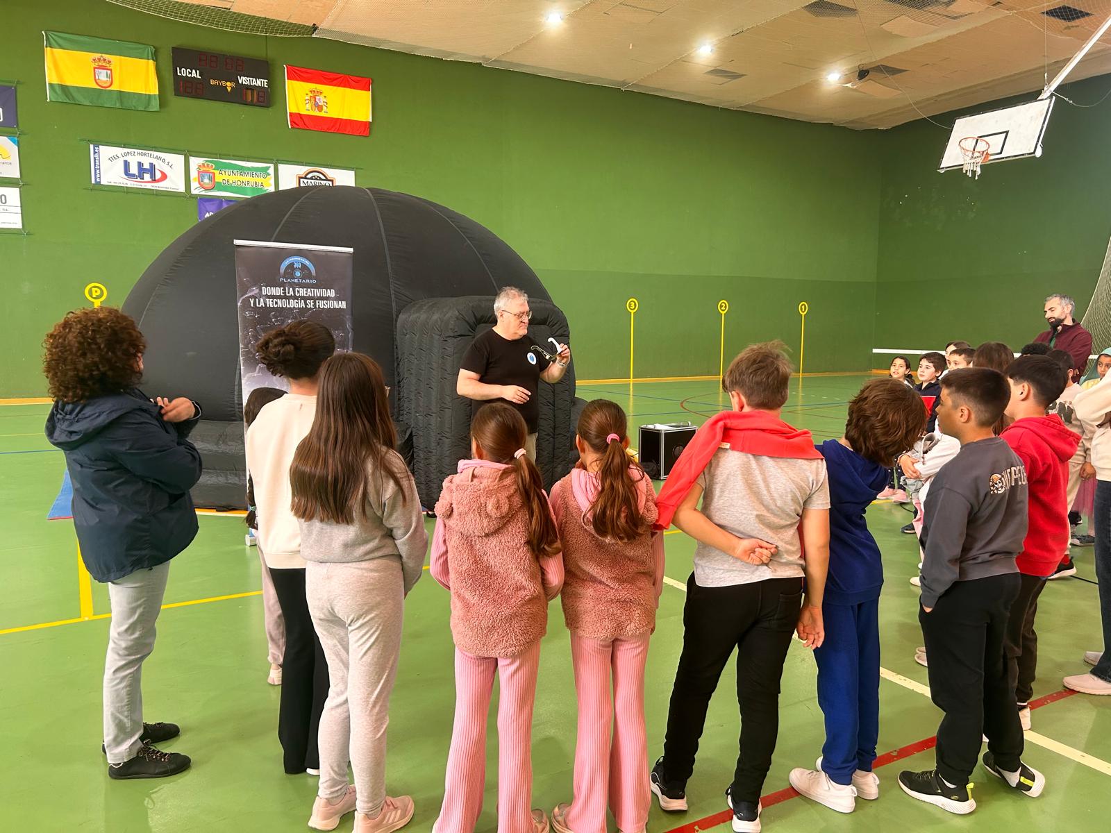 El Gobierno regional acerca el planetario móvil al alumnado de 34 centros educativos con el objetivo de estimular la divulgación científica El Gobierno regional acerca el planetario móvil al alumnado de 34 centros educativos con el objetivo de estimular la divulgación científica