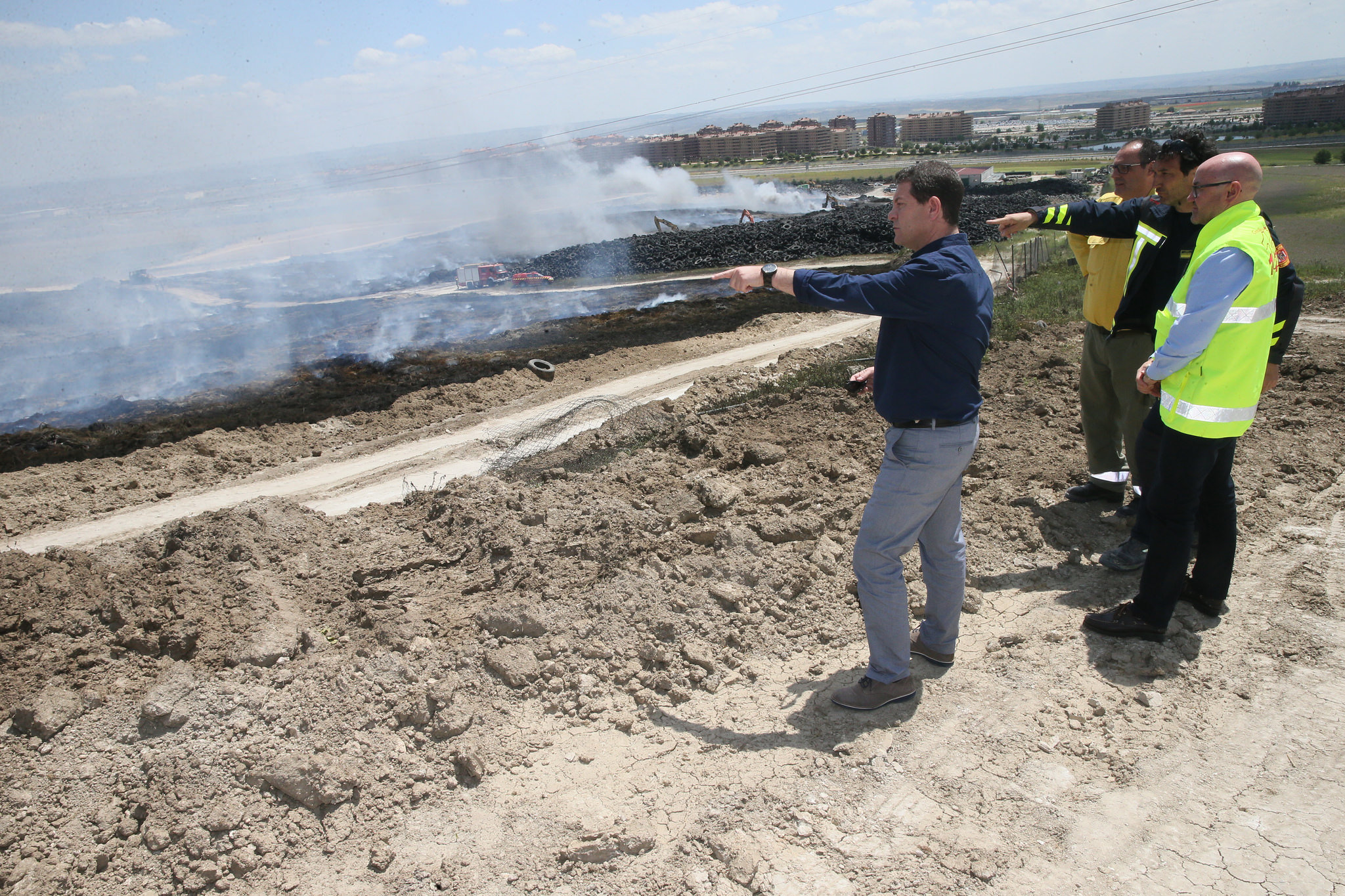 El presidente de Castilla-La Mancha, Emiliano García Page, en las inmediaciones de la zona donde tuvo lugar el incendio
