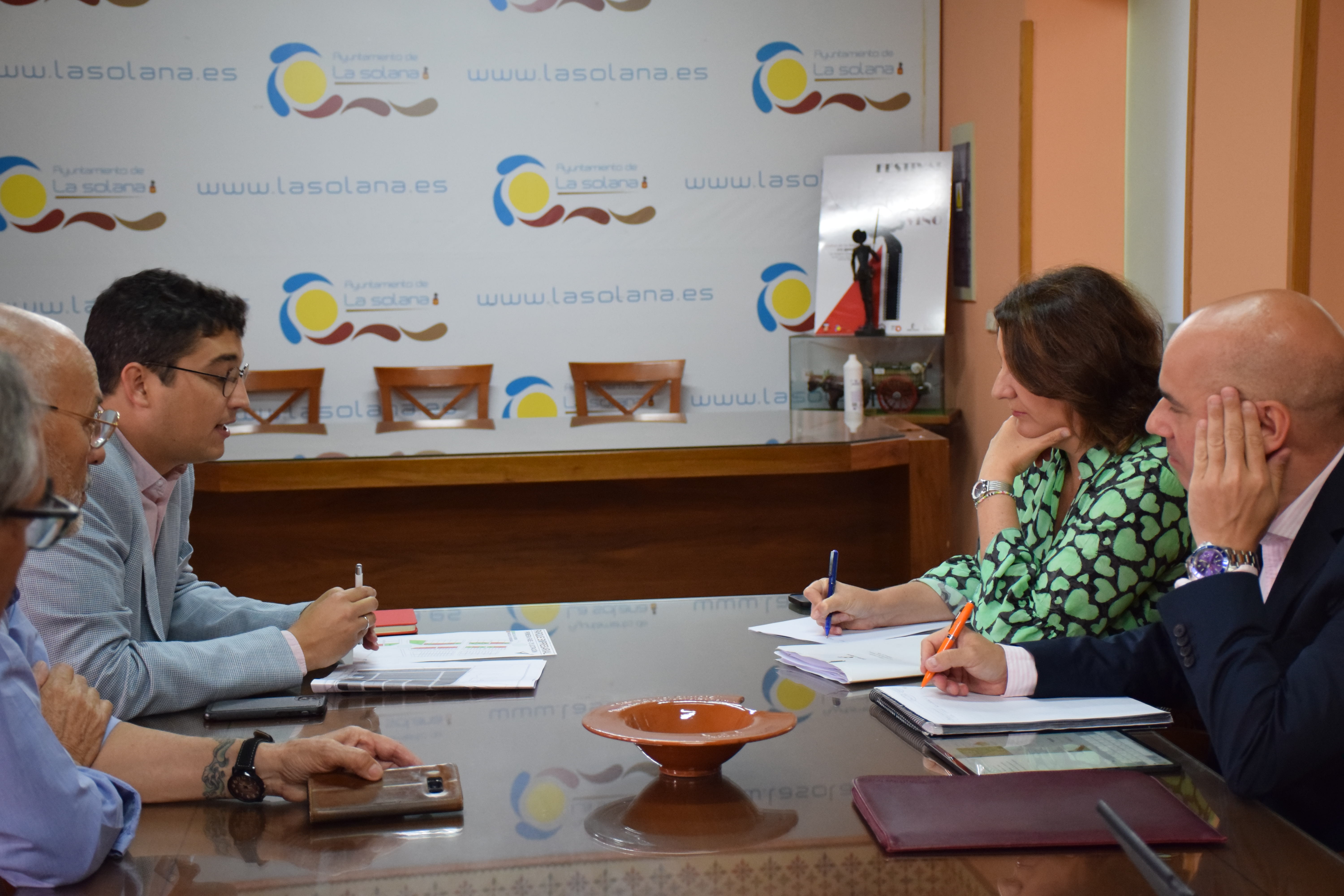 La consejera de Economía, Empresas y Empleo, Patricia Franco, se reúne con  el alcalde La Solana | Gobierno de Castilla-La Mancha