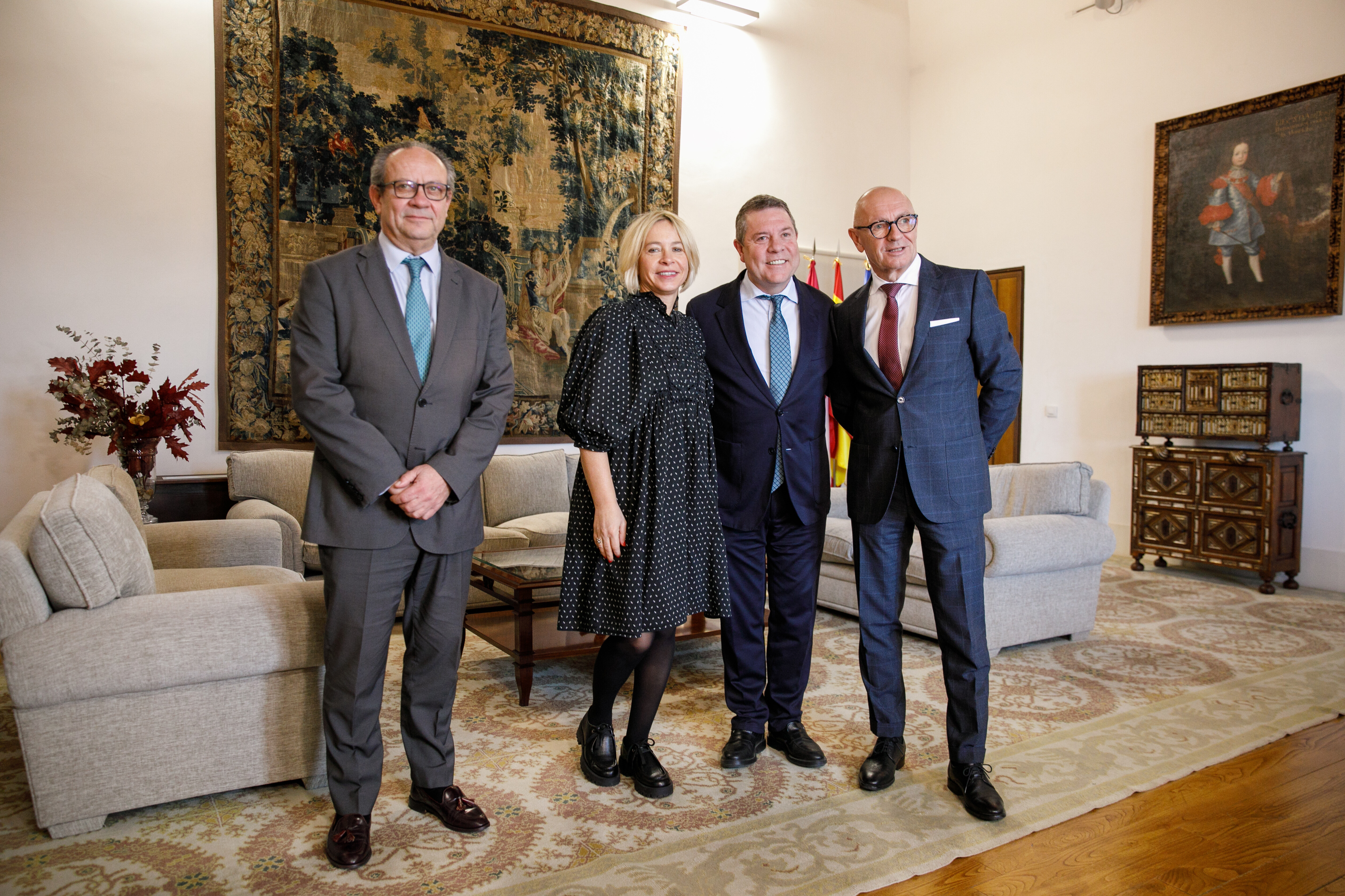 El Presidente de Castilla-La Mancha recibe al embajador de la República ...