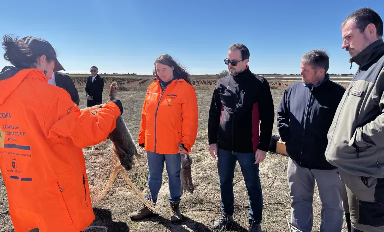 El viceconsejero de Medio Ambiente ha presentado los nuevos equipos de control de fauna para hacer frente a la plaga de conejos