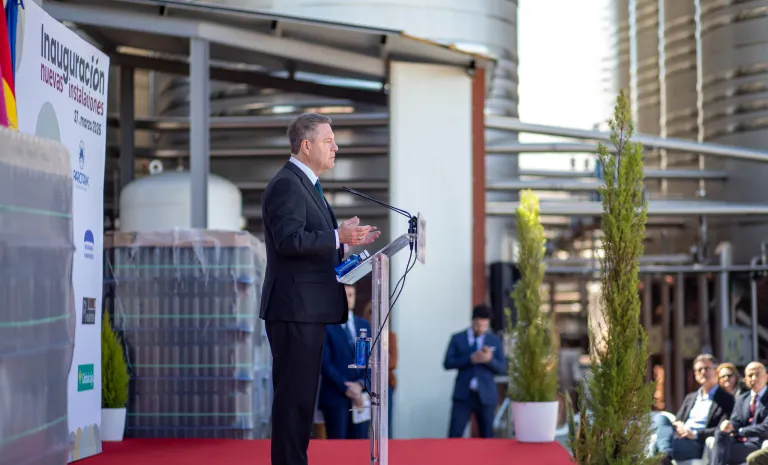 García-Page, durante la inauguración de las nuevas instalaciones de la ´Bodega Cooperativa Santiago Apóstol’