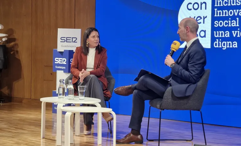 El Gobierno de Castilla-La Mancha ha reivindicado esta tarde en Guadalajara la importancia de contar con una red pública cercana, rápida y flexible para dar respuesta a las distintas realidades sociales de la provincia, durante la participación de la consejera de Bienestar Social, Bárbara García Torijano, en el foro ‘Guadalajara Inclusiva: innovación social para una vida digna’, organizado por SER Guadalajara en la sede de la Fundación Ibercaja en la capital alcarreña y dentro del ciclo ‘Guadalajara Convers