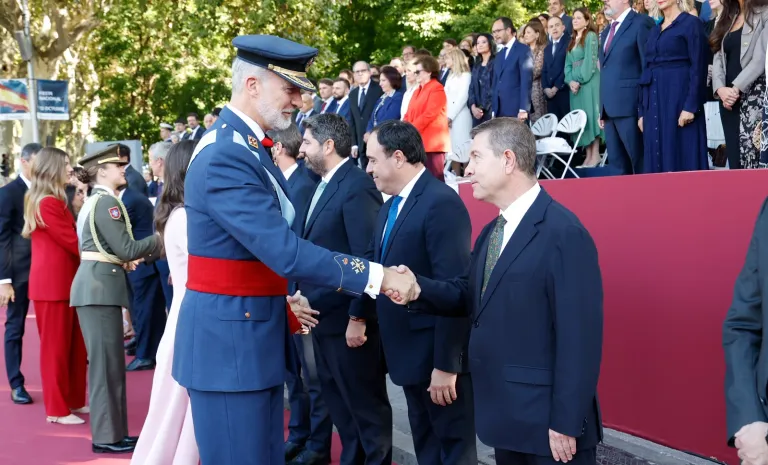 El presidente de Castilla-La Mancha, Emiliano García-Page, ha considerado hoy desde Madrid que el Día de la Fiesta Nacional de España, es “un día de reafirmación positiva”, porque “se puede ser español sin serlo contra nadie” y si algo significa ser español es “creer en la Constitución española”.