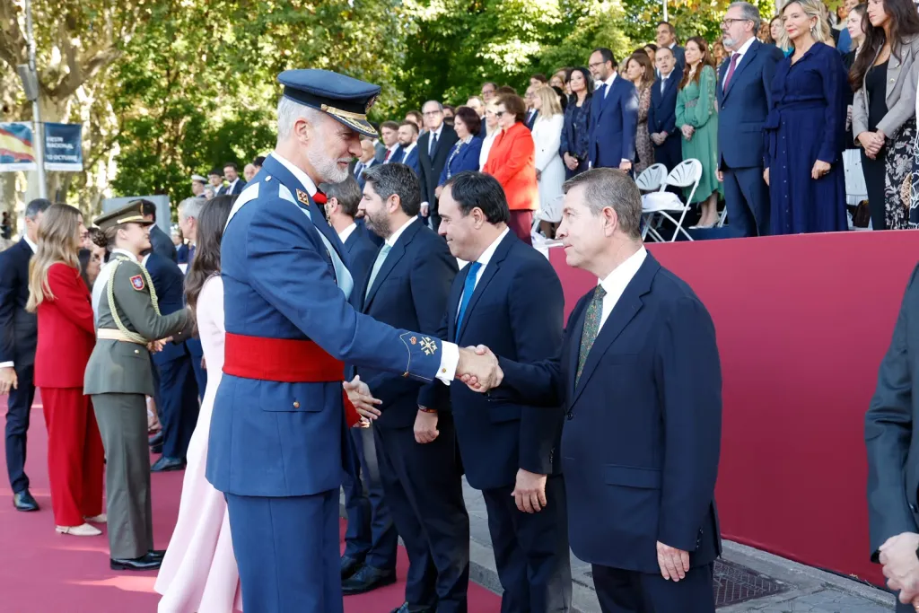 El presidente de Castilla-La Mancha, Emiliano García-Page, ha considerado hoy desde Madrid que el Día de la Fiesta Nacional de España, es “un día de reafirmación positiva”, porque “se puede ser español sin serlo contra nadie” y si algo significa ser español es “creer en la Constitución española”.