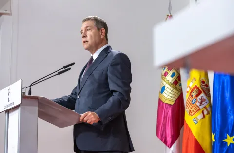 El presidente castellanomanchego, Emiliano García-Page, presidiendo la firma del pacto para la recuperación de la carrera profesional sanitaria