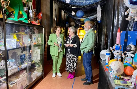 La delegada de la Junta, Rosa María García, visita el CEIP Badiel