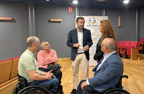 Reunión del comisionado para la Accesibilidad, José Luis Escudero, con representantes de COCEMFE