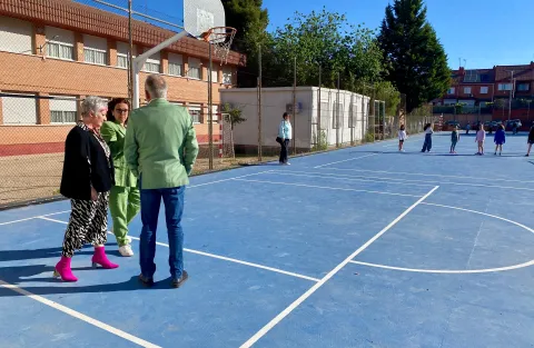 La delegada de la Junta, Rosa María García, visita el CEIP Badiel