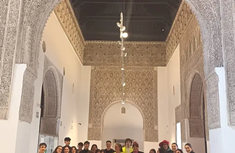 Alumnos y alumnas de primero de Infantil y Primaria y universitarios de la Facultad de Educación de Campus de Toledo en el Museo Taller del Moro