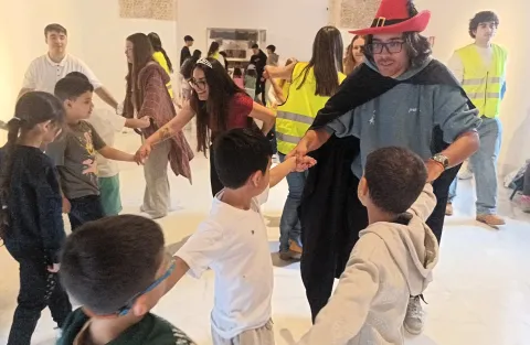 Alumnos y alumnas de primero de Infantil y Primaria y universitarios de la Facultad de Educación de Campus de Toledo en el Museo Taller del Moro