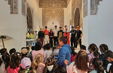 Alumnos y alumnas de primero de Infantil y Primaria y universitarios de la Facultad de Educación de Campus de Toledo en el Museo Taller del Moro