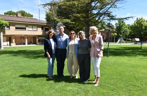 La delegada de la Junta, Marian López, y la delegada provincial de Bienestar Social, Susana Zomeño, han visitado las instalaciones de Aldeas Infantiles SOS en Cuenca