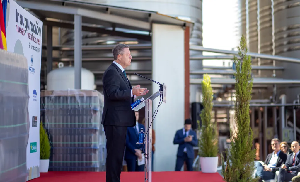 García-Page, durante la inauguración de las nuevas instalaciones de la ´Bodega Cooperativa Santiago Apóstol’