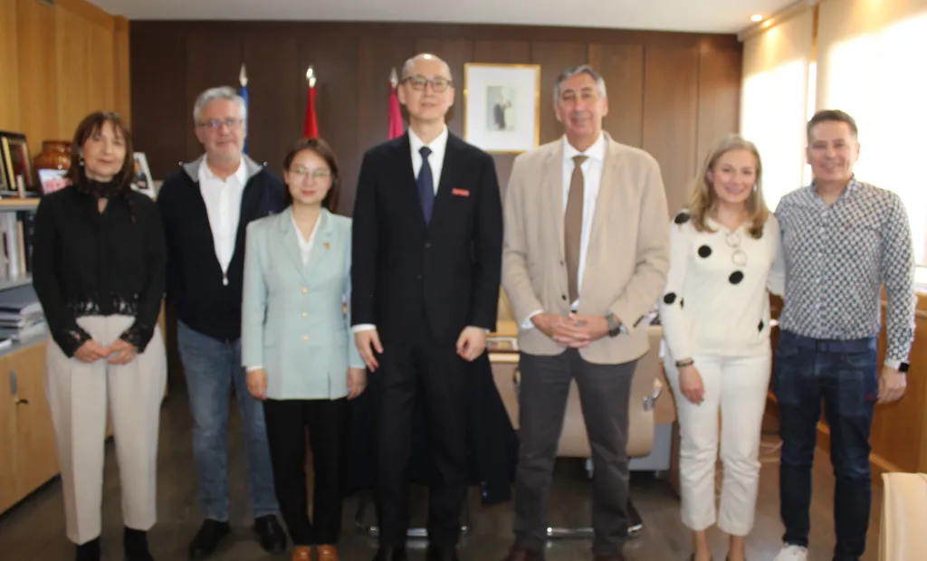 El delegado provincial de Educación, Cultura y Deportes en Ciudad Real, José Caro, ha recibido a una representación de la Universidad de Chongqing