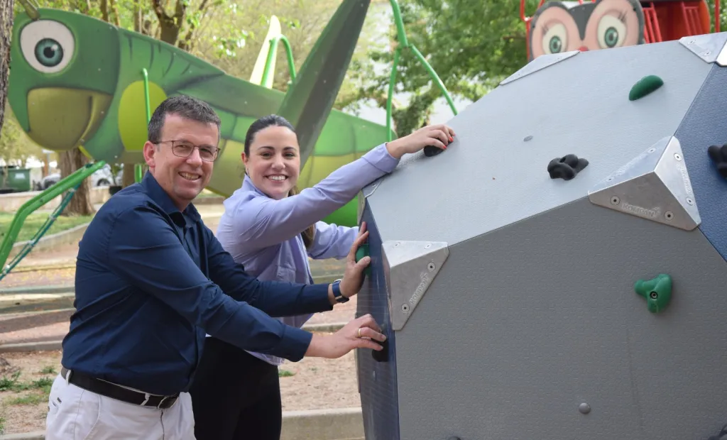El delegado provincial de Educación, Cultura y Deporte, Gustavo Martíneze, ha visitado el nuevo parque rocódromo de Belmonte junto a la alcaldesa del municipio, Cristina Delgado, y el diputado provincial de Deportes, Abel Fresneda