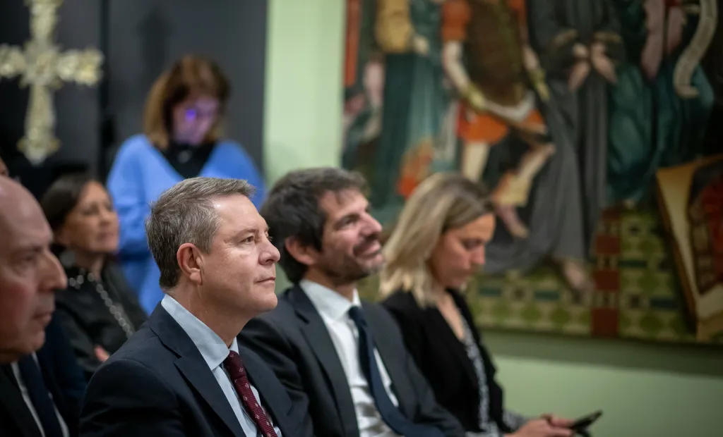 El presidente de Castilla-La Mancha, Emiliano García-Page, asiste a la devolución de los bienes artísticos incautados en las localidades de Yebes y Pareja por la dictadura franquista. En el Museo Diocesano de Arte Antiguo de Sigüenza. Junto con el Ministro de Cultura, Ernest Urtasun