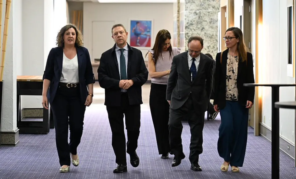 El presidente de Castilla-La Mancha, Emiliano García-Page, visita la acción comercial de vinos que organiza el Instituto de Promoción Exterior de Castilla-La Mancha en Interbev Wine Tasting.