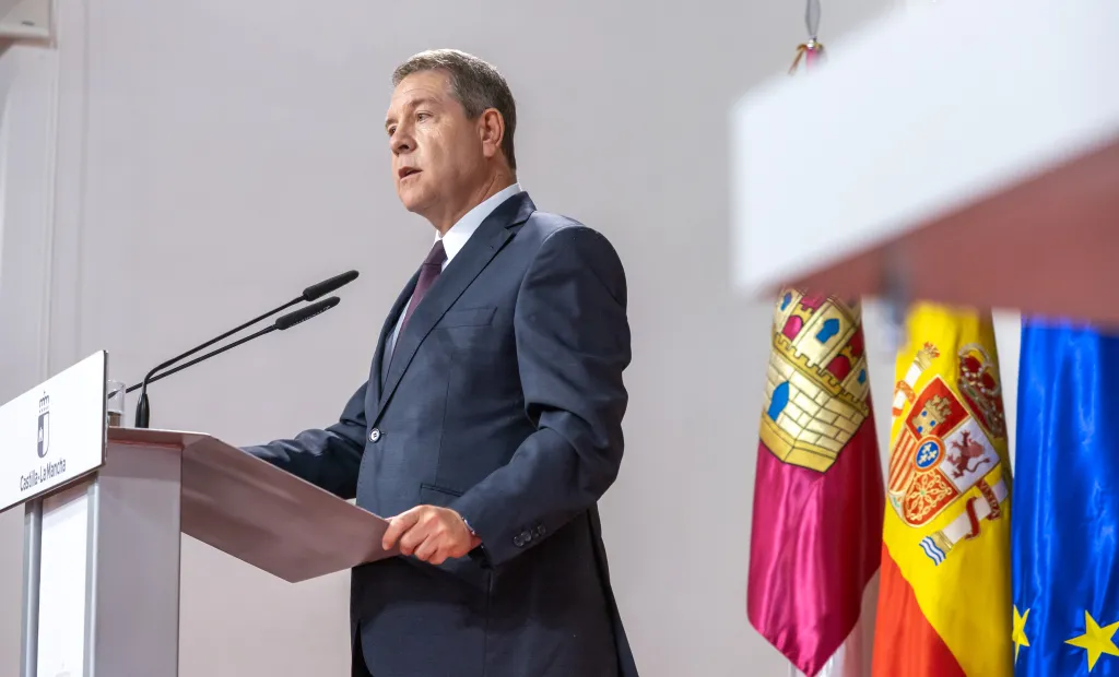 El presidente castellanomanchego, Emiliano García-Page, presidiendo la firma del pacto para la recuperación de la carrera profesional sanitaria