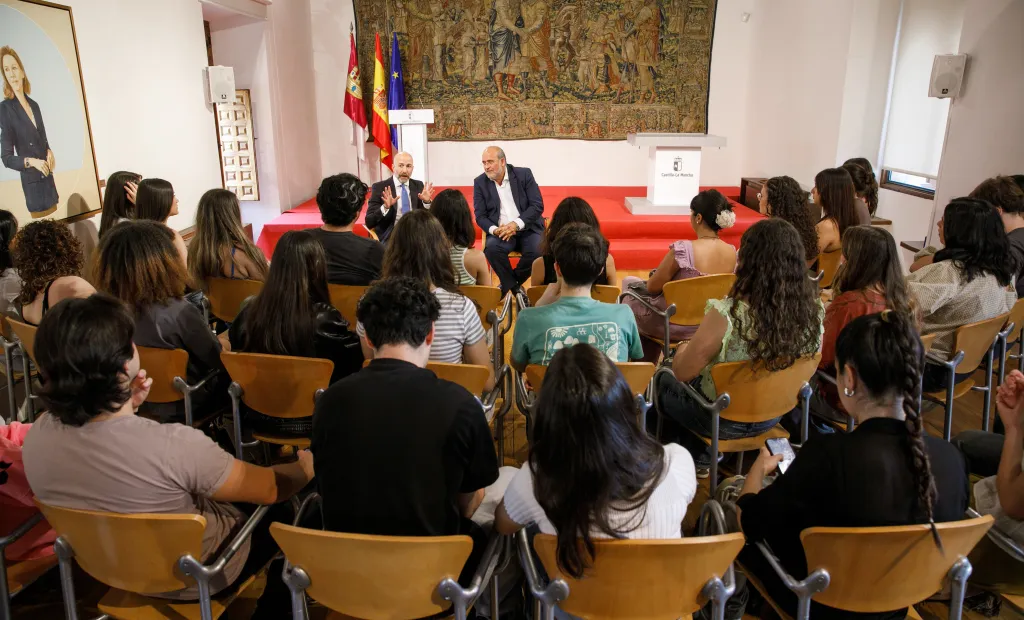 El Gobierno regional expone el conjunto de medidas contra la despoblación a los alumnos de la UCLM