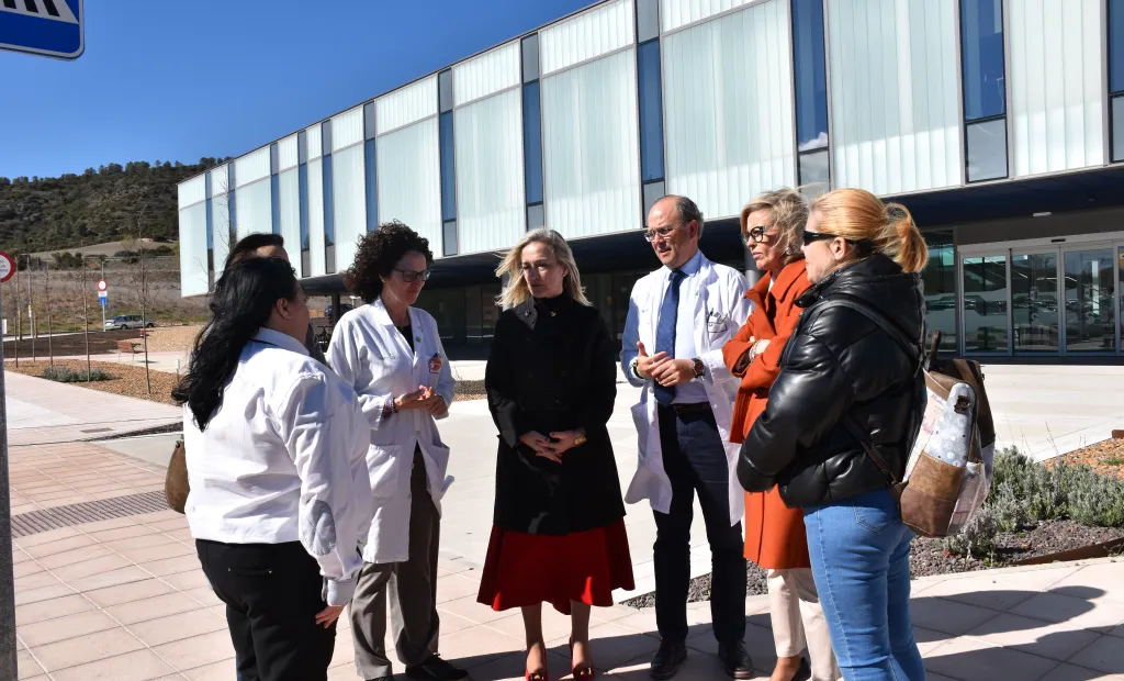 la delegada de la Junta en Cuenca, Marian López, en una de las paradas más demandadas del servicio, ubicada en el Hospital Universitario de Cuenca, junto a la delegada provincial de Fomento, Ana Ponce; el gerente del Área Integrada de Cuenca, José Antonio Ballesteros; la directora de Continuidad Asistencial y Calidad, Begoña Valverde; y la responsable de la empresa adjudicataria, Rubiocar, Ana Valladolid.