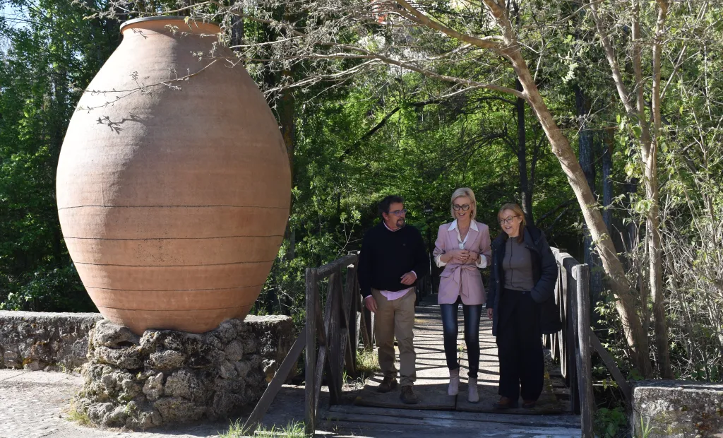 La delegada de la Junta en Cuenca, Marian López, ha visitado Albalate de las Nogueras junto a su alcalde, Pedro Luis Auñón, y la concejala Cristina Notario