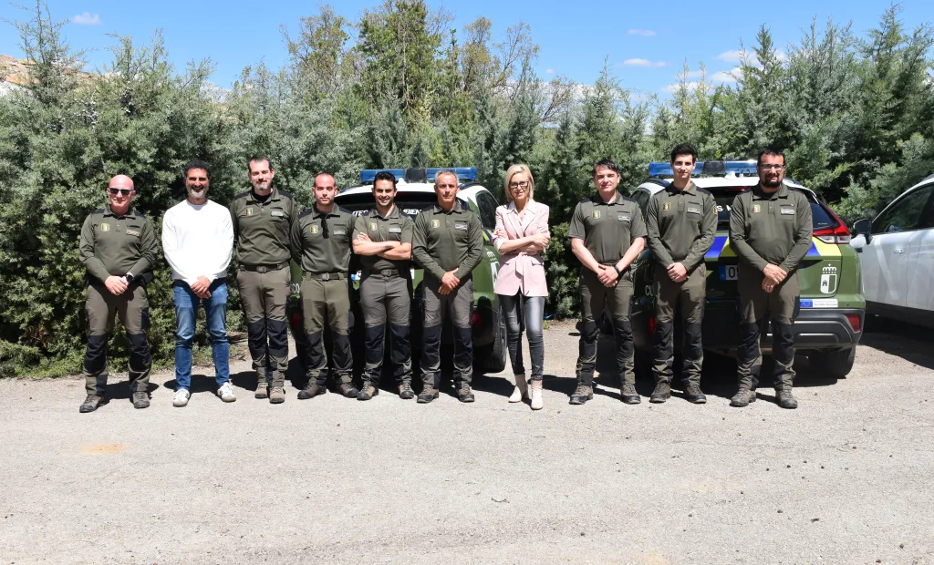 •	La delegada provincial de la Junta en Cuenca, Marian López, ha dado la bienvenida a los cinco nuevos agentes, junto al delegado provincial de Desarrollo Sostenible, José Ignacio Benito