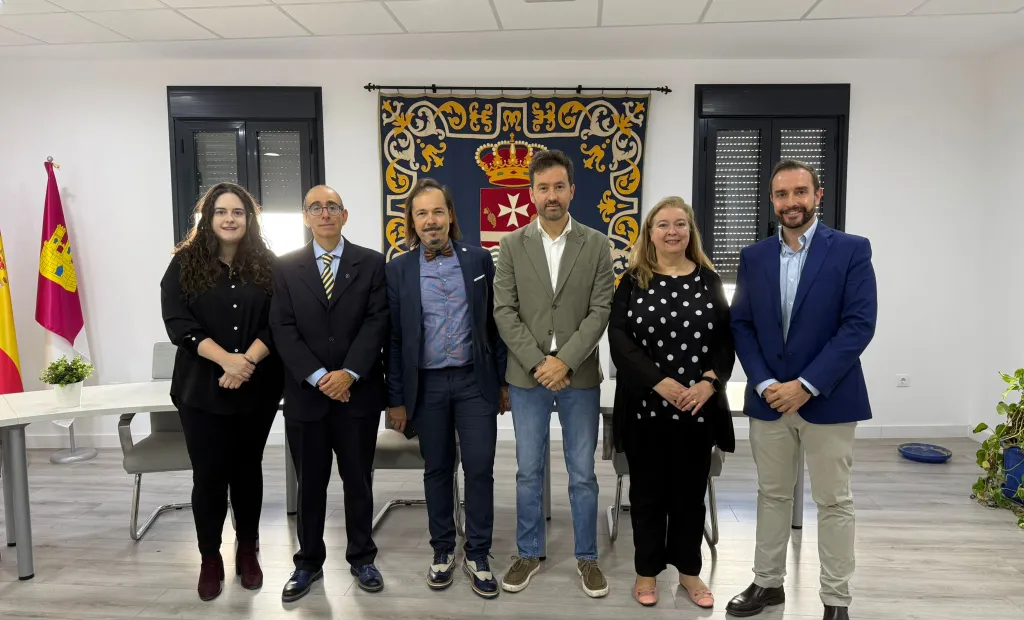 El Gobierno de Castilla-La Mancha ha animado a las familias de la región a solicitar las ayudas Reto-D para cursar estudios postobligatorios que tienen como objetivo fijar población en zonas rurales.  Así se ha puesto de manifiesto durante la celebración de la X Semana Universitaria y Cervantina: ´Calidad de vida y turismo sostenible en territorios de baja densidad de población´ a la que han asistido el comisionado del Reto Demográfico, Jesús Alique y el director general de Universidades, Investigación e In
