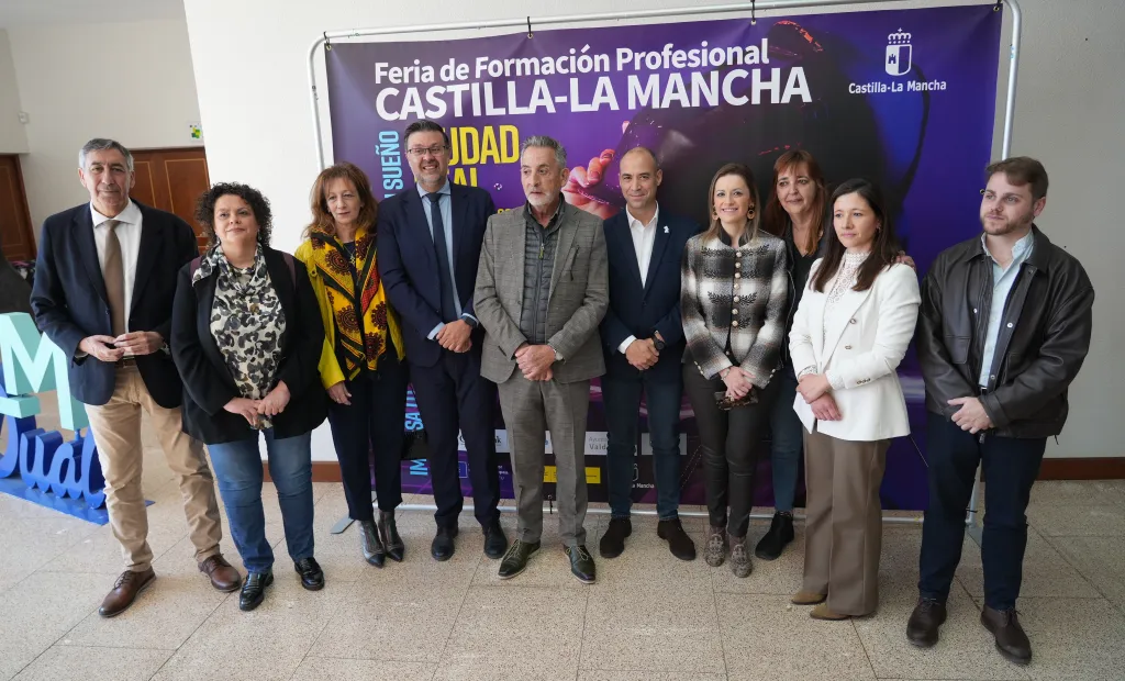 El consejero de Educación, Cultura y Deportes ha visitado hoy la Feria de FP de Valdepeñas