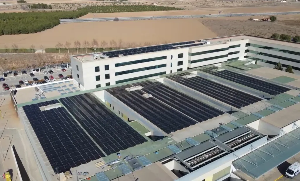 El Servicio de Salud de Castilla-La Mancha (SESCAM) está desarrollando un ambicioso programa de actuaciones para mejorar la eficiencia energética de sus infraestructuras sanitarias, con una inversión superior a 26 millones de euros cofinanciada a través de fondos europeos FEDER en un 85 por ciento.