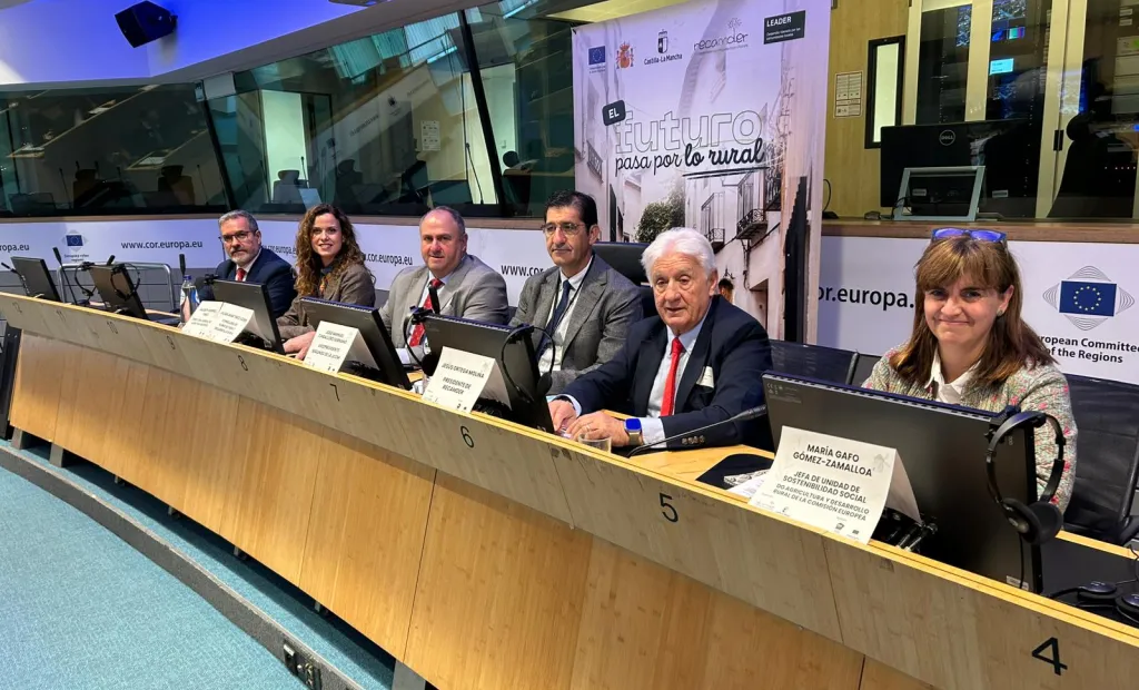 El consejero de Agricultura, Ganadería y Desarrollo Rural, Julián Martínez Lizán, en la clausura de la Jornada Europea con Grupos de Desarrollo Rural en el Comité de las Regiones