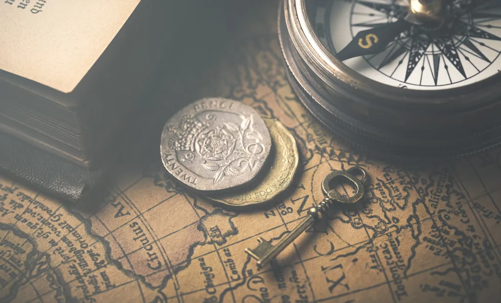 Mapa, brújula y monedas antiguas