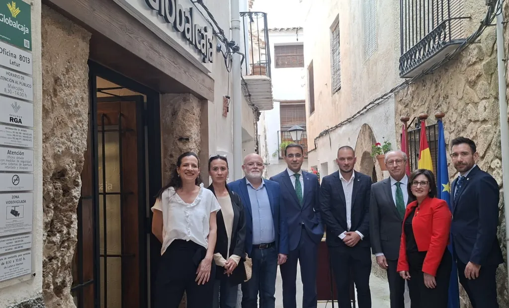 Minutos previos a la inauguración a las puertas de la nueva oficina