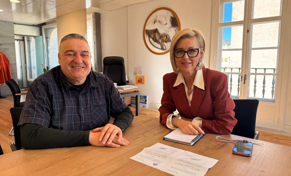 La delegada de la Junta, Marian López, ha mantenido un encuentro con Ángel García Redondo, director del Departamento de Kuo-Shu de la Federación Madrileña de Lucha y responsable de la Escuela Wu Tao de Cuenca