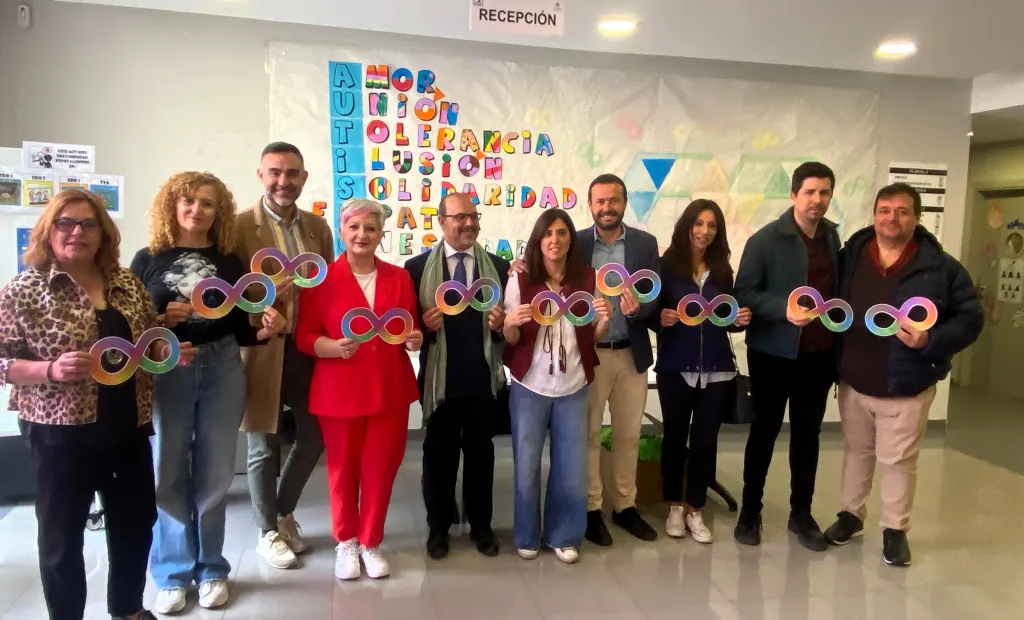 La delegada de la Junta participa en el Día Mundial de Visibilización del Autismo con APANAG