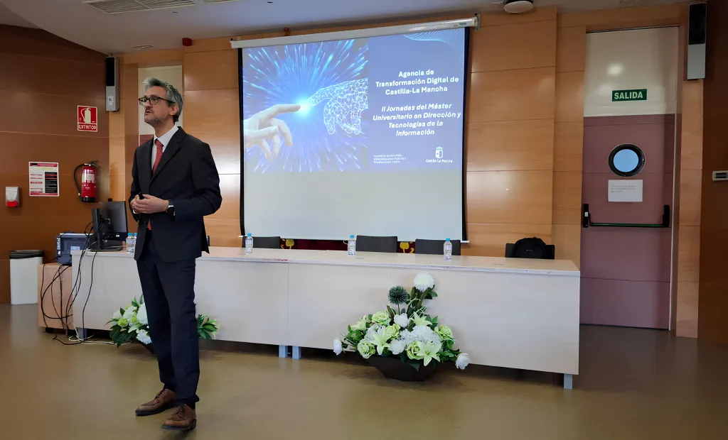El director gerente de la Agencia de Transformación Digital de Castilla-La Mancha, Juan Ángel Morejudo, durante su intervención en la II Jornada del Máster Universitario en Dirección Estratégica y Tecnologías de la Información en la Universidad de Castilla-La Mancha (UCLM) en Talavera