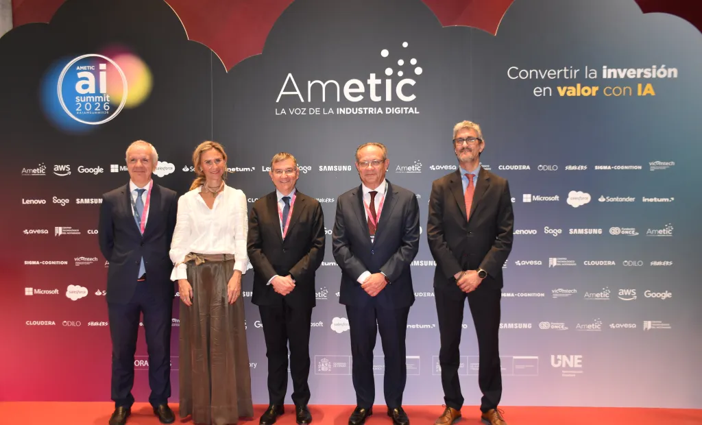 El consejero de Hacienda, Administraciones Públicas y Transformación Digital, Juan Alfonso Ruiz Molina, clausura la primera jornada del Foro AMETIC AI Summit 2026, que tiene lugar en la sede del Banco Santander. (Fotos: JCCM)