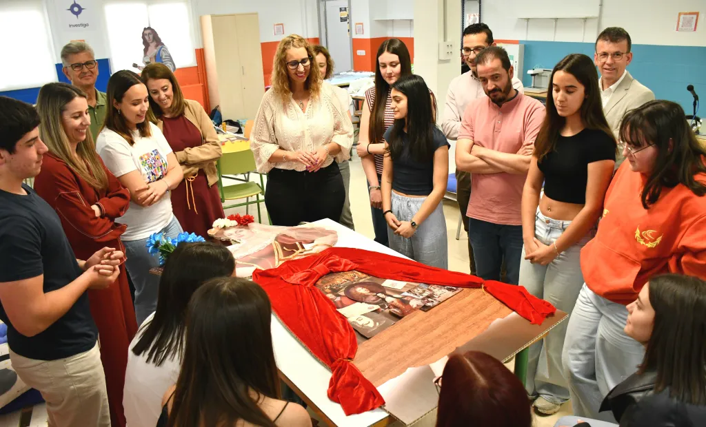 La consejera de Igualdad, Sara Simón, ha visitado el IES ‘Cañada de la Encina’, en Iniesta (Cuenca)
