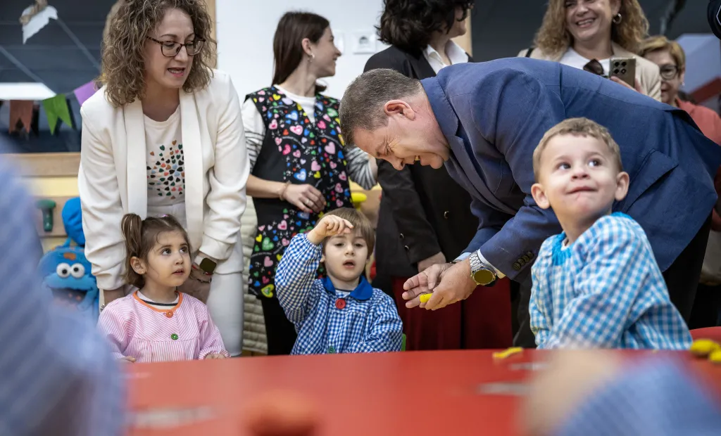 El presidente autonómico, Emiliano García-Page, inaugura la Escuela Infantil ‘Primeros Pasos’ de Mira.