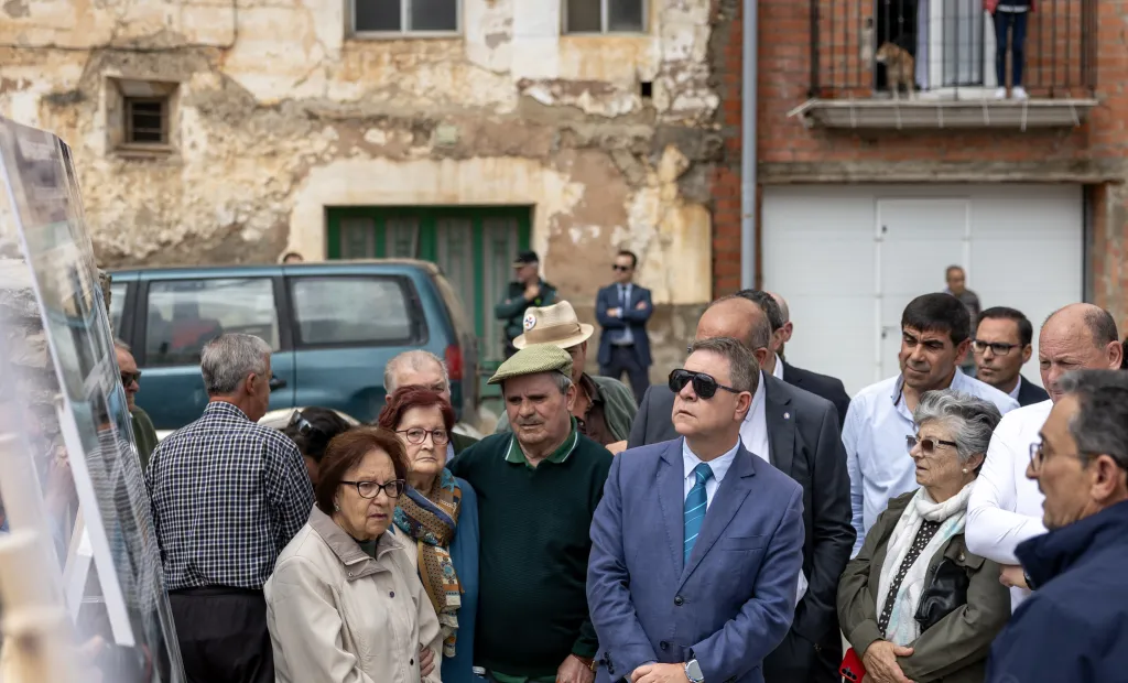 El presidente autonómico, Emiliano García-Page, inaugura la reconstrucción del puente de la travesía de la CM-215.